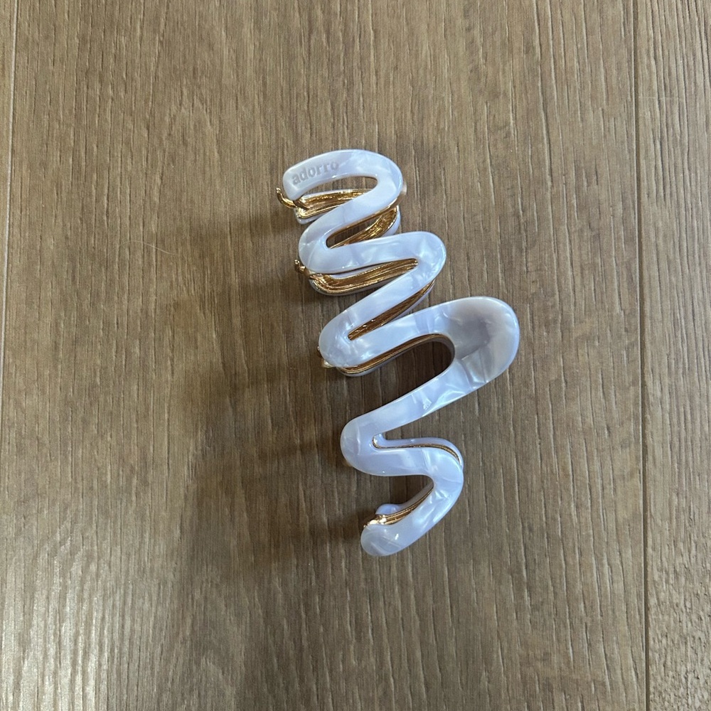 Elegant Gold and White Hair Clip - Picture 3 of 4